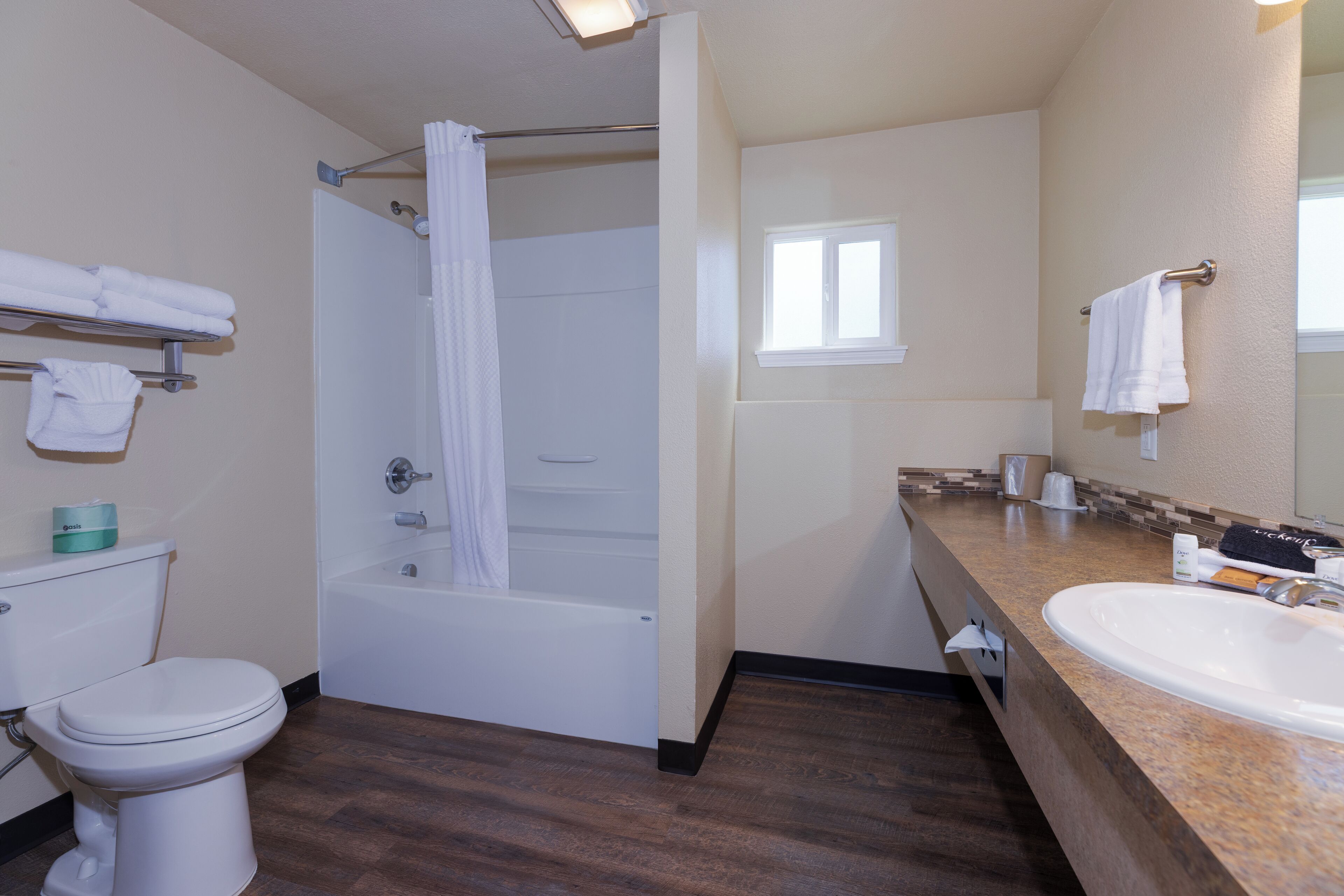 Une salle de bain comprenant des toilettes, une baignoire et un lavabo.