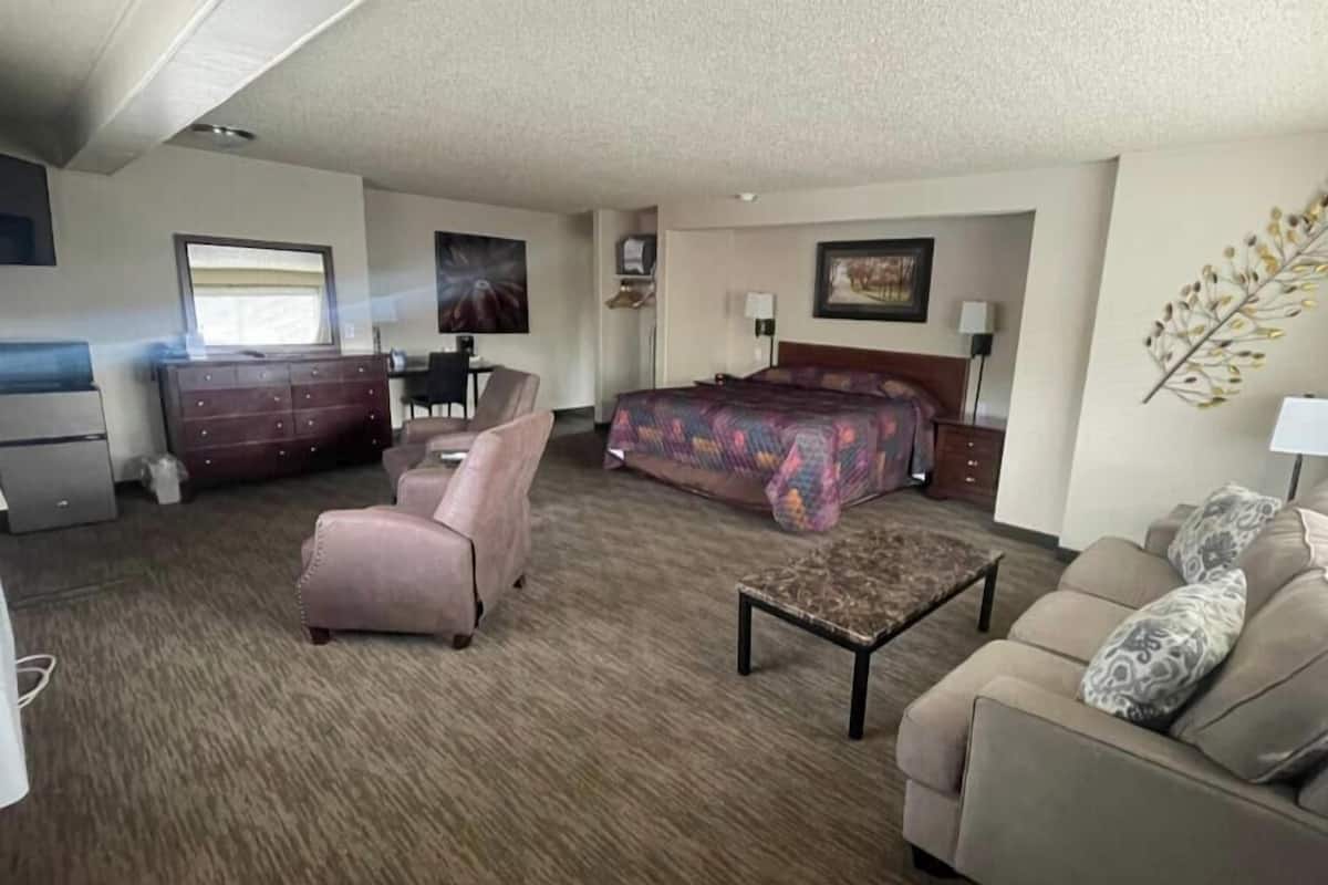 King Suite, No Pets | Desk, iron/ironing board, WiFi (free), bed sheets