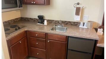 ルーム クイーンベッド 1 台 簡易キッチン | 専用簡易キッチン | 冷蔵庫、電子レンジ