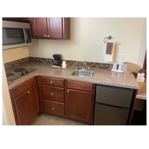 Room, 1 Queen Bed, Kitchenette | Private kitchenette | Fridge, microwave