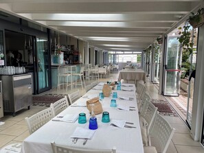 Déjeuner, dîner et souper servis sur place; cuisine internationale 