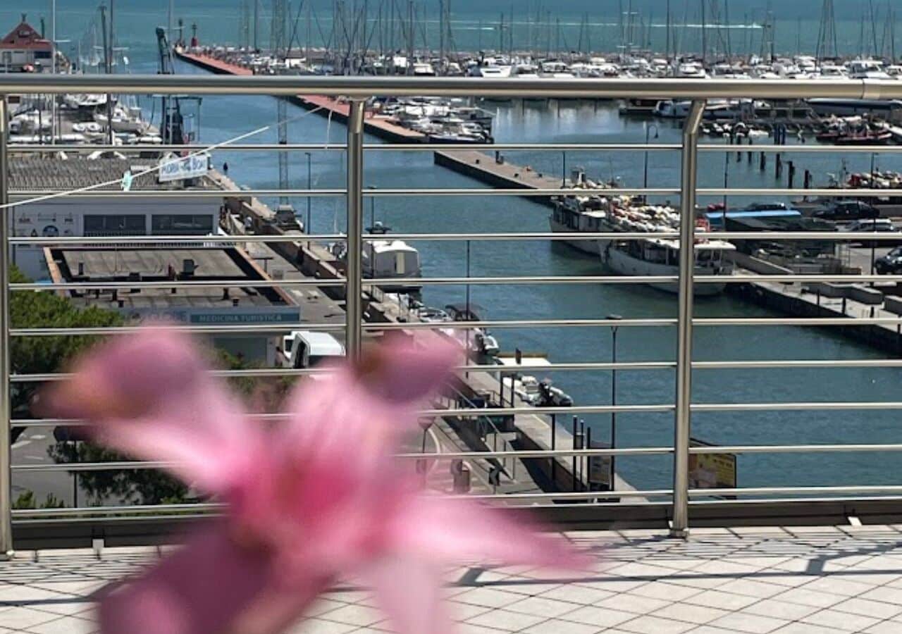 Ropa de cama de alta calidad y caja de seguridad en la habitación 