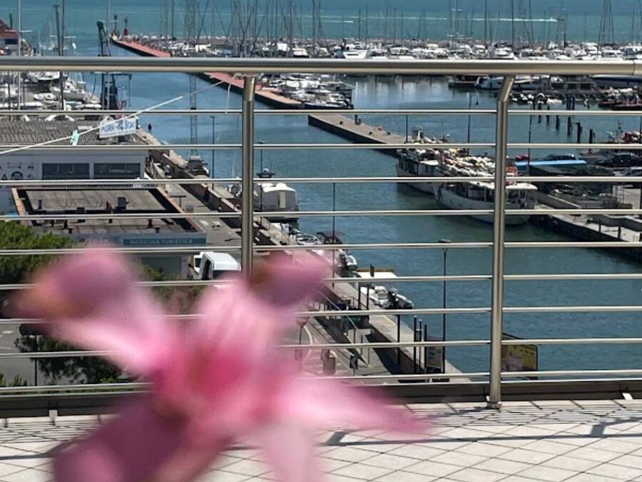 Ropa de cama de alta calidad y caja de seguridad en la habitación