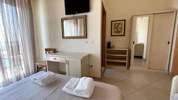 Premium bedding, in-room safe, desk, cribs/infant beds