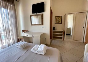 Ropa de cama de alta calidad, caja fuerte, escritorio y cunas (de pago)
