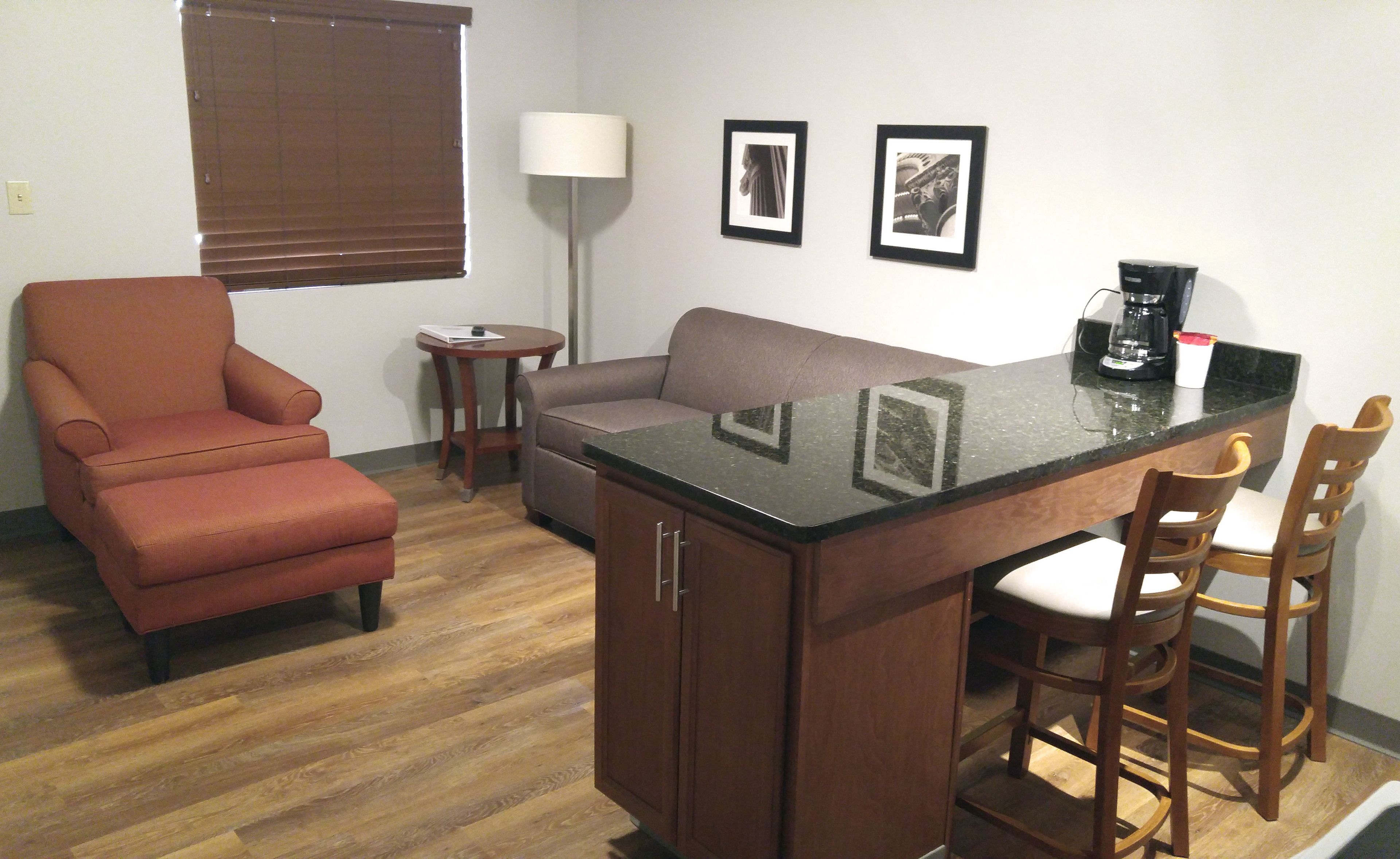 42-英寸纯平电视 （配备有线频道）、电视