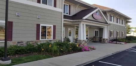 Exterior. Affordable Suites of America Portage