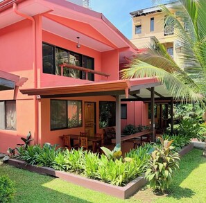 Ropa de cama de alta calidad, edredón, cunas y wifi gratis 