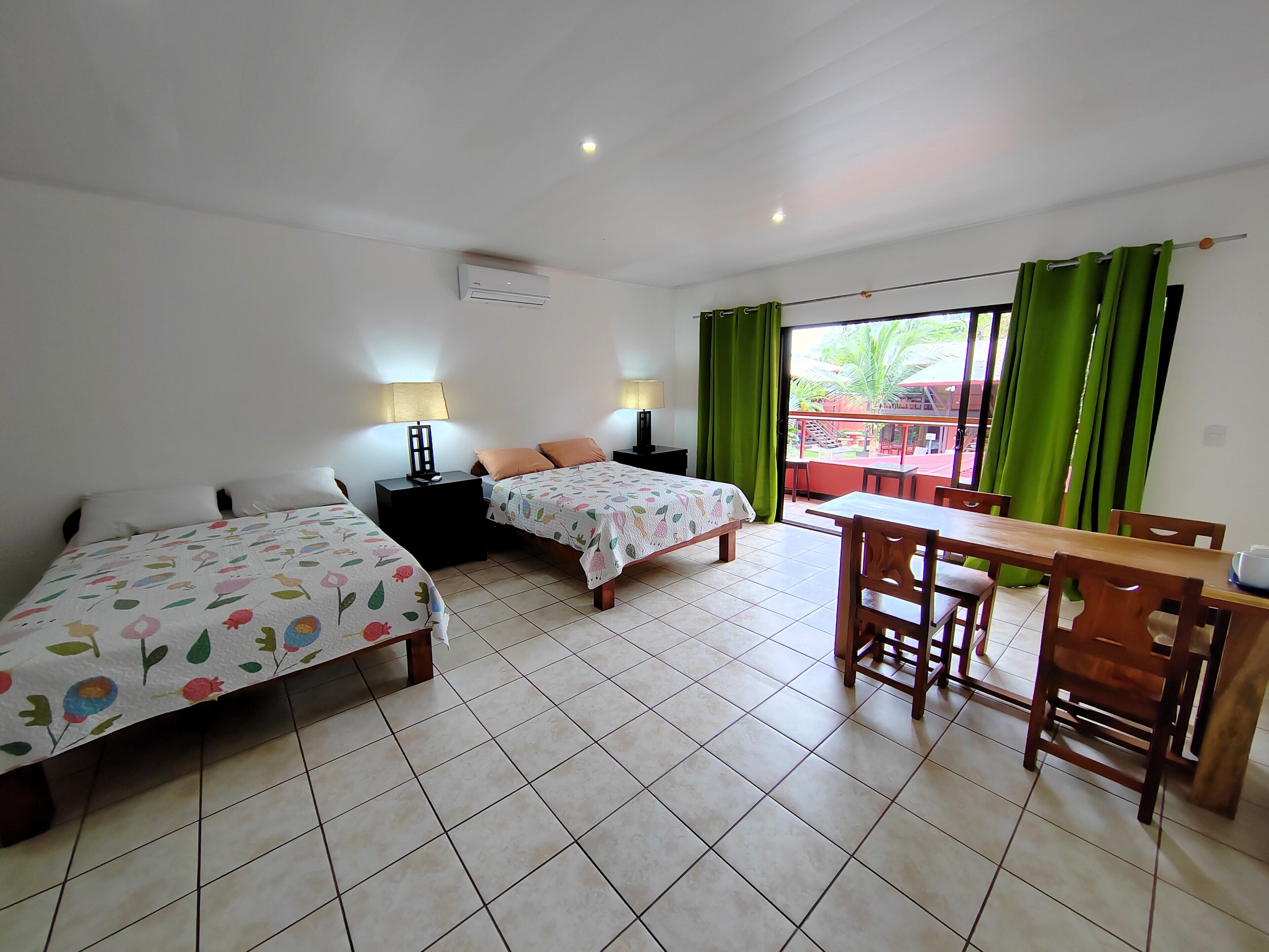 华丽客房 | 高档床上用品、羽绒被、婴儿床、免费 WiFi