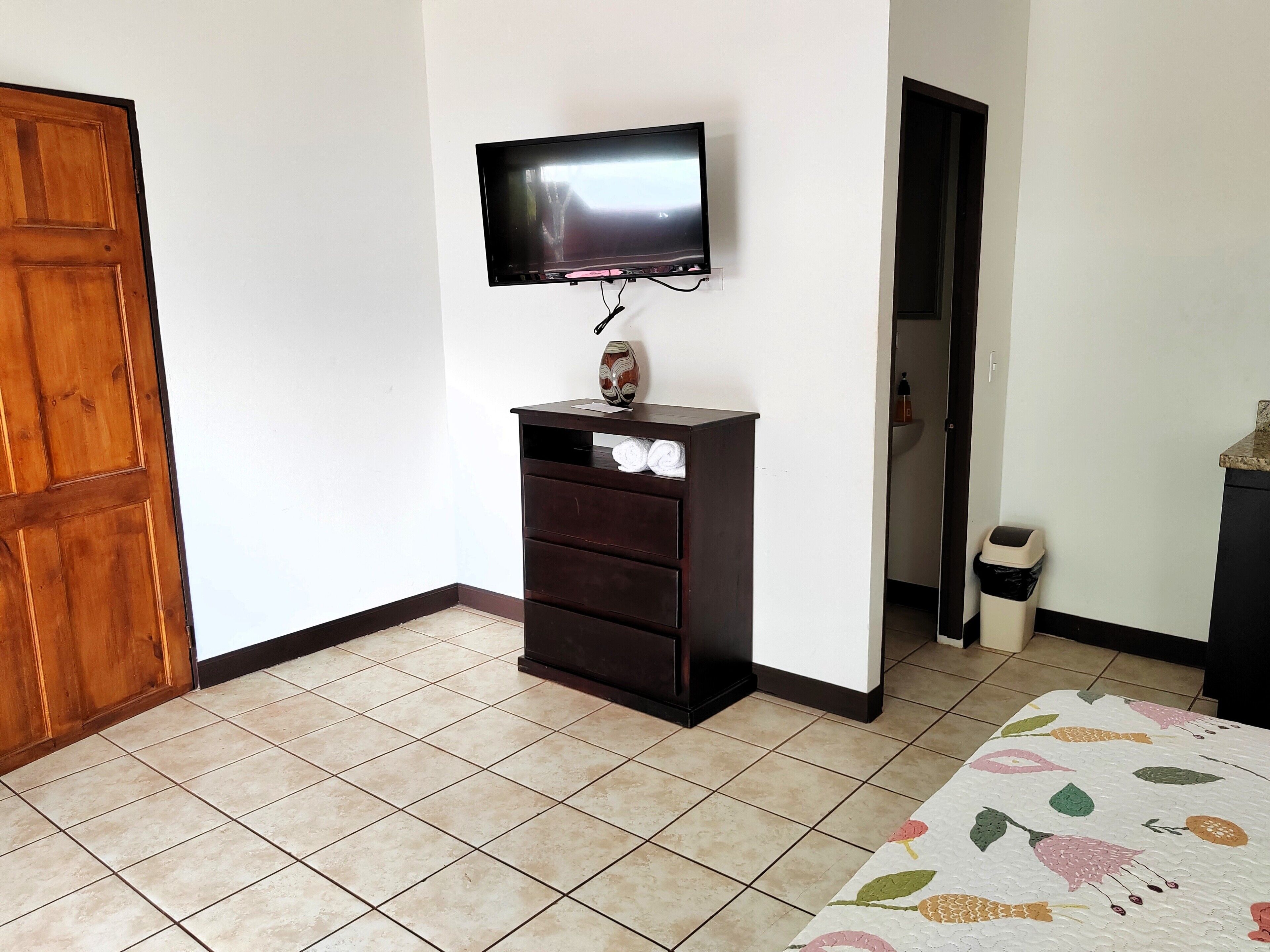 deluxe room | television