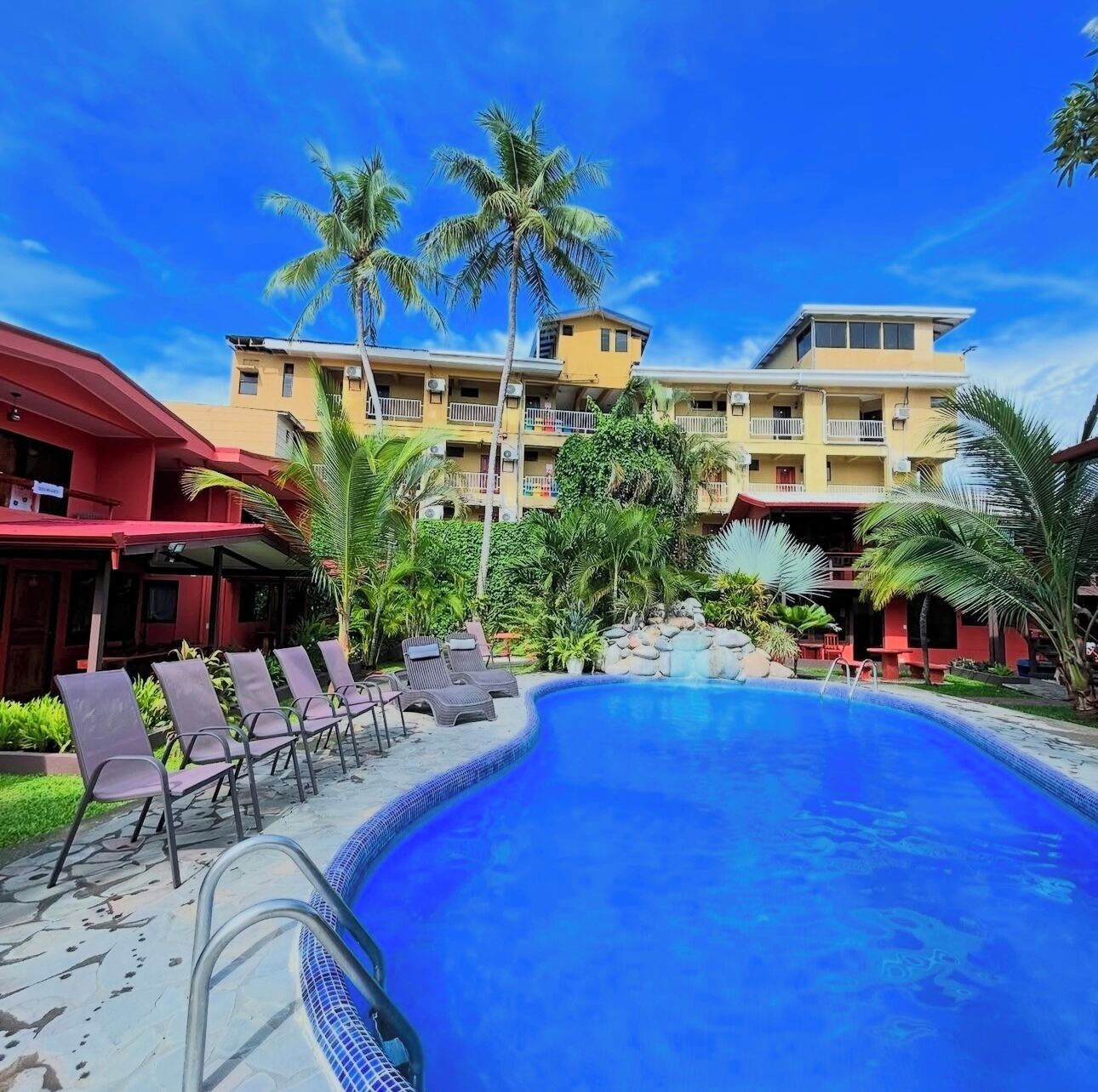 室外游泳池，開放時間為 07:00 至 22:00，提供日光浴躺椅