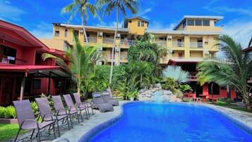 Una piscina al aire libre (de 07:00 a 22:00), tumbonas