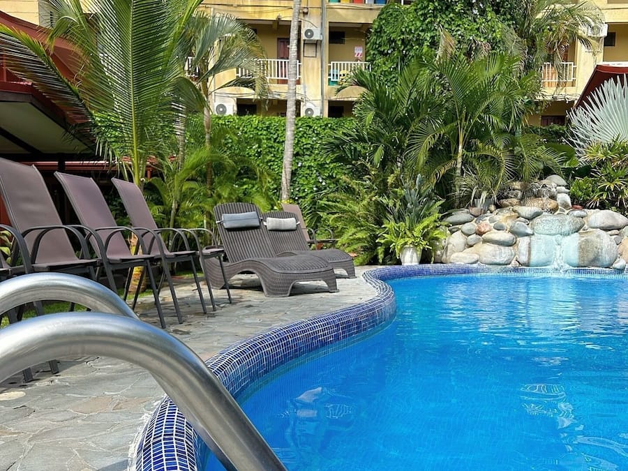 Piscina a l'aire lliure (horari: 07:00-22:00) i gandules