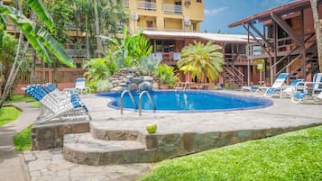 Una piscina al aire libre (de 07:00 a 22:00), tumbonas