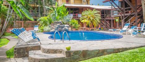 Piscina a l'aire lliure (horari: 07:00-22:00) i gandules