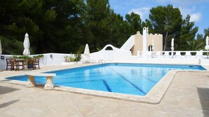 Piscine extérieure, parasols de plage, chaises longues