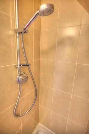 Shower, free toiletries, towels - The Kings Arms Hotel (Sandwich)