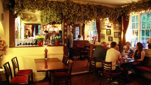 朝食、ランチ、ディナーに営業