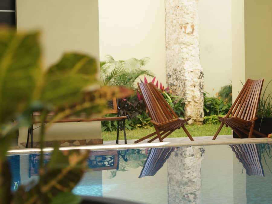 Una piscina al aire libre