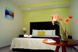 Basic Room, 1 King Bed, Private Bathroom | Desk, free WiFi - Hotel Casa Palomino (Mérida)