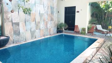 Una piscina al aire libre