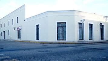 Vista frontal de la propiedad