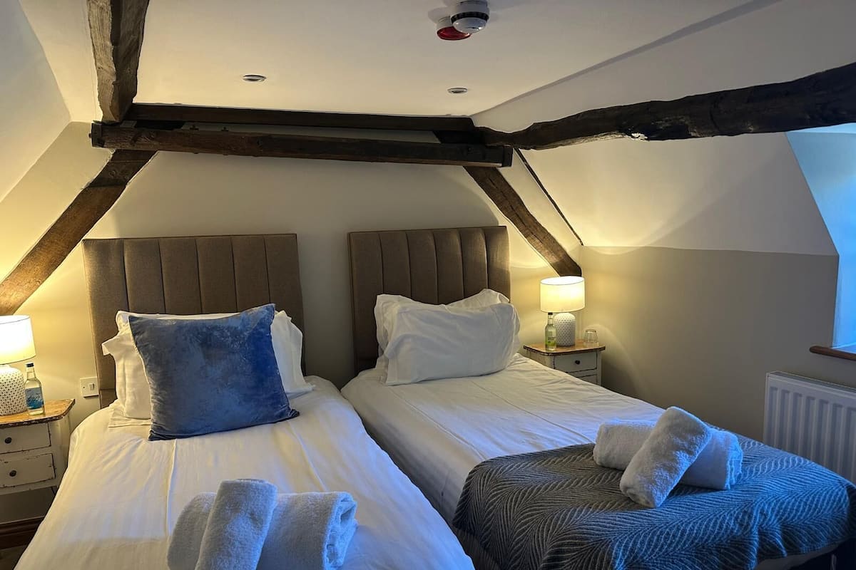 Kamer, 1 twee- of 2 eenpersoonsbedden, en-suite badkamer (Bath and Shower) | Uitzicht vanuit accommodatie