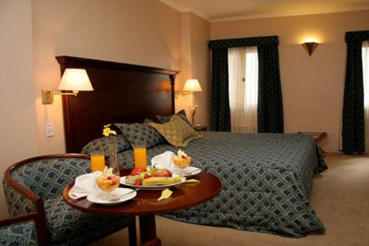 Premium bedding, desk, blackout drapes, cribs (free)