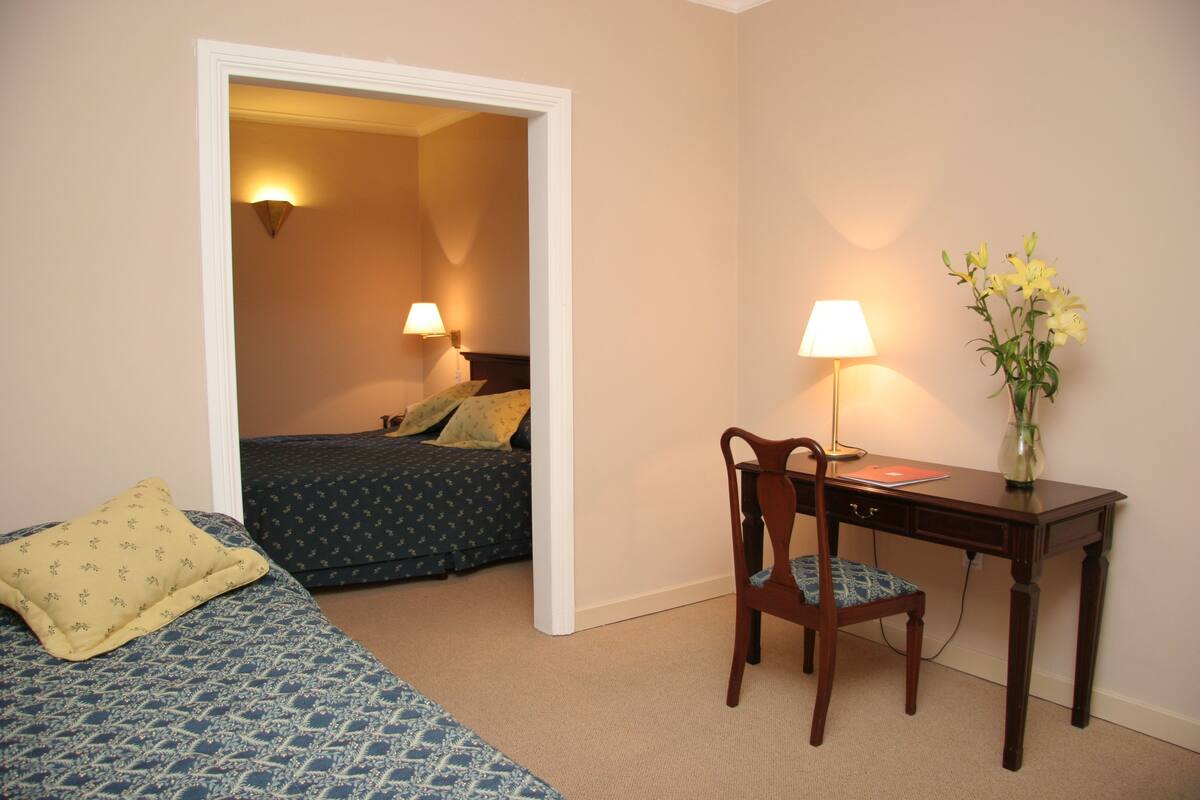 Premium bedding, desk, blackout drapes, cribs (free)