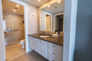 Suite, 1 Bedroom, Kitchen | Bathroom | Combined shower/tub, free toiletries, hair dryer, towels