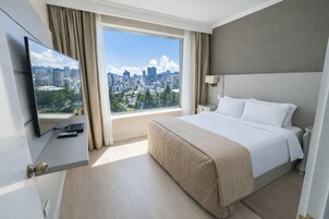 Ropa de cama de alta calidad y caja de seguridad en la habitación 