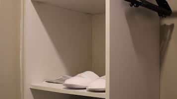 Bộ đồ giường cao cấp, két bảo mật tại phòng, bàn, màn/rèm cản sáng