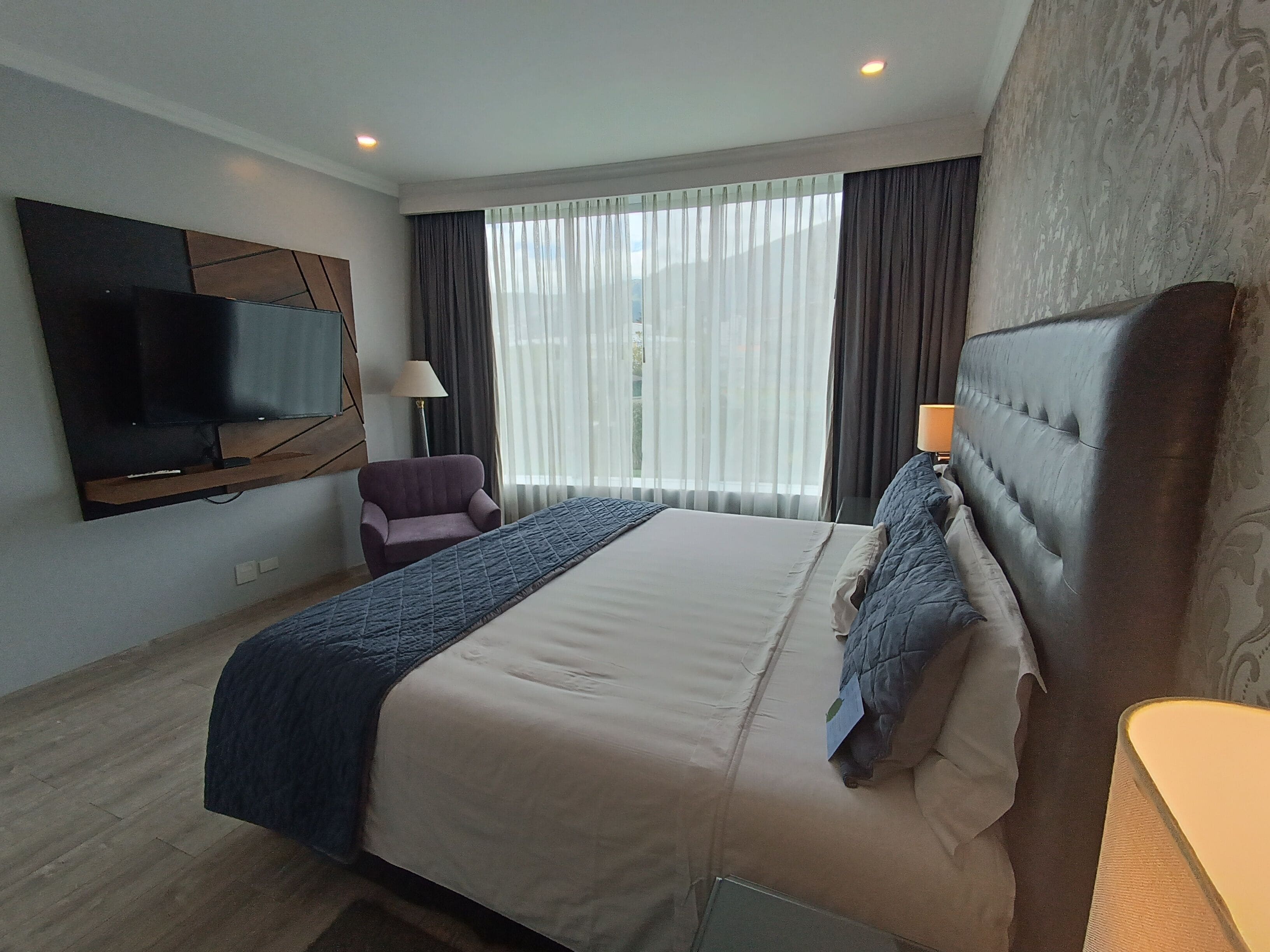 Roba de llit d&#x27;alta qualitat, caixa forta a l&#x27;habitació i escriptori 