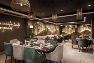 2 restaurants; breakfast, lunch, dinner, and brunch served