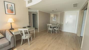 Suite, 2 slaapkamers, keuken | Luxe beddengoed, een kluis op de kamer, een bureau