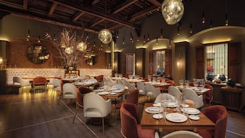 2 restaurantes; se sirven desayunos, comidas, cenas y brunch
