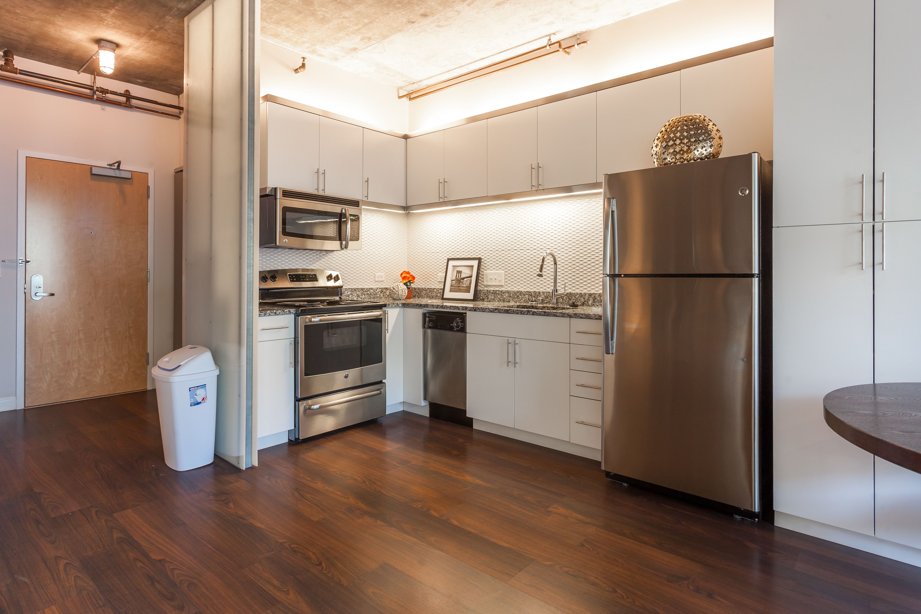 غرفة علوية فاخرة - غرفة نوم واحدة (Standard 7) | مطبخ خاص | ثلاجة/مجمد بحجم كبير، ميكروويف، موقد طهي مسطح، غسالة أطباق