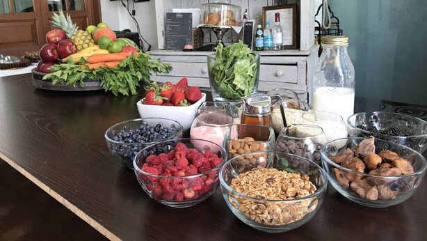 A kitchen counter with various fruits, vegetables, and food items. - Casa Monraz (Guadalajara)