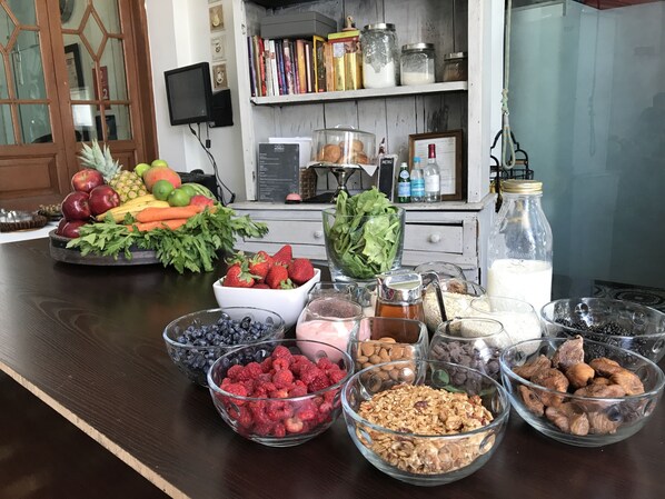 S'hi serveixen esmorzars, dinars i plats de cuina local i internacional