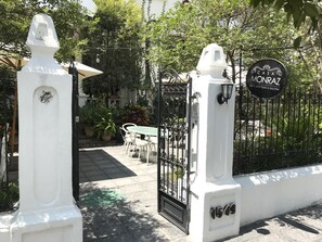A white gate with a sign reading "CASA MONPAZ HOTEL BOUTIQUE & GALERIA" and the number "1543". - Casa Monraz (Guadalajara)