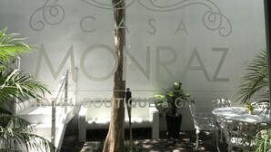 A modern interior with a white wall, a wooden column, and a potted plant. - Casa Monraz (Guadalajara)