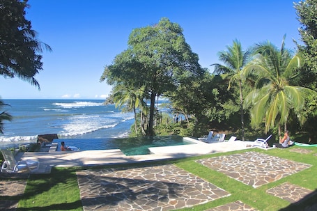 Außenpool, geöffnet von 08:00 Uhr bis 22:00 Uhr, Liegestühle. Hotel Santa Catalina Panama