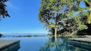 Una piscina al aire libre (de 08:00 a 22:00), tumbonas