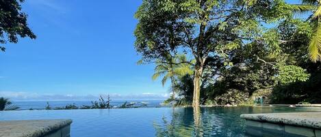 Piscine extérieure, accÚs possible de 8 h à 22 h, chaises longues