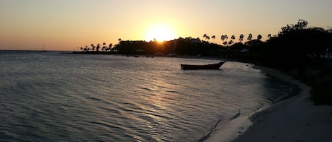 บนชายหาด, ทรายสีขาว, ผ้าเช็ดตัวชายหาด