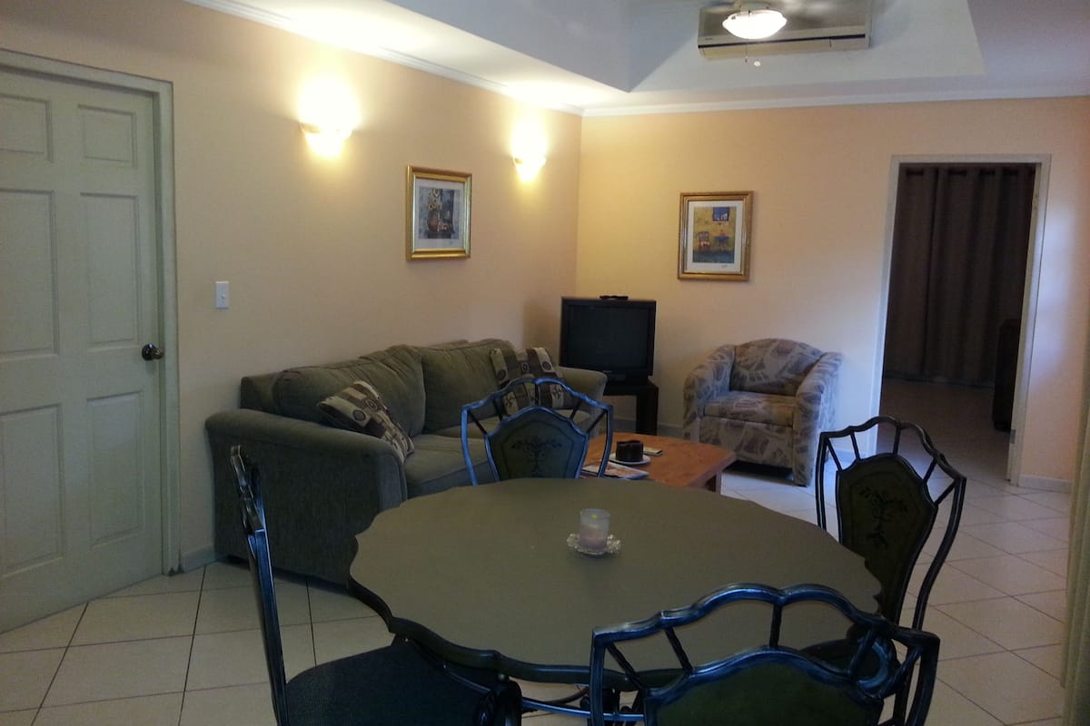 Phòng Suite Executive (with extra Sofa Bed) | Khu vực ăn uống tại phòng