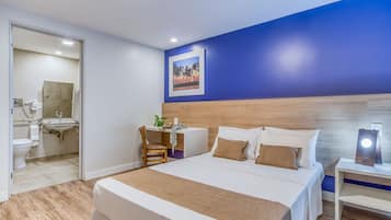 Chambre Double, accessible aux personnes à mobilité réduite, rez-de-chaussée | Espace de travail pour ordinateur portable, rideaux occultants
