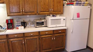 Fridge, coffee/tea maker