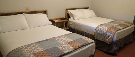 Habitación, 2 camas Queen size | Escritorio, tabla de planchar con plancha, camas extra y wifi gratis