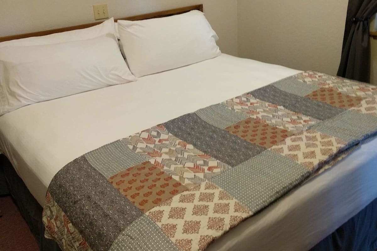 Room, 1 King Bed | Desk, iron/ironing board (on request), rollaway beds (surcharge)